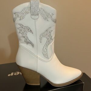 ✨BNWT BOUTIQUE White Western-Style Ankle Boots